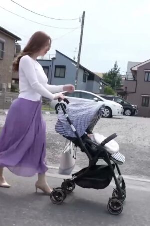Ai Sayama MEYD-964: Người vợ trẻ lạc lối trong khao khát cấm kỵ giữa dòng người