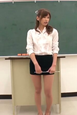 Chika: Nụ hôn cấm đoán của cô giáo lẳng lơ trong MIAD-533